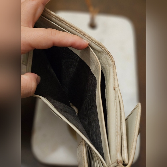 Authentic Gucci wallet with bow - Picture 3 of 13